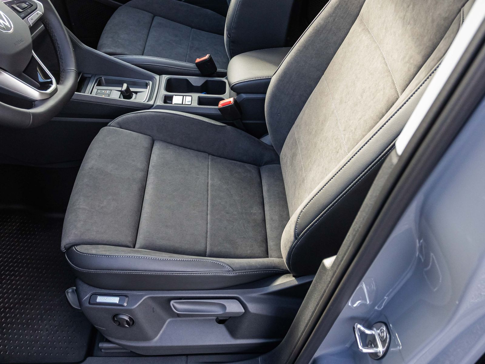 Volkswagen Caddy 2.0l TDI Life Maxi "Dark Label" 7-Sitzer