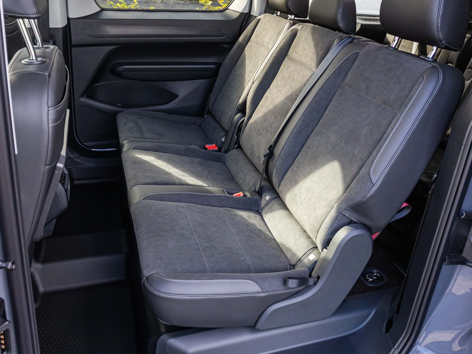 Volkswagen Caddy 2.0l TDI Life Maxi "Dark Label" 7-Sitzer