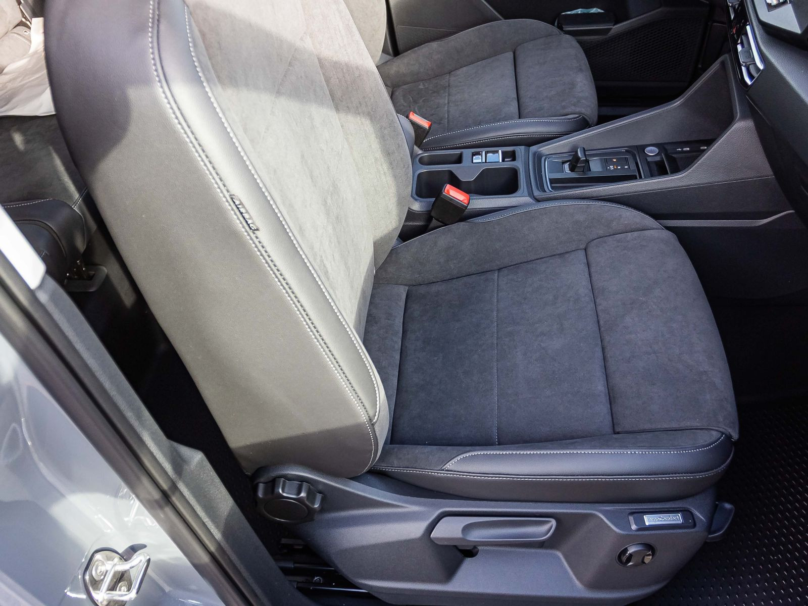 Volkswagen Caddy 2.0l TDI Life Maxi "Dark Label" 7-Sitzer