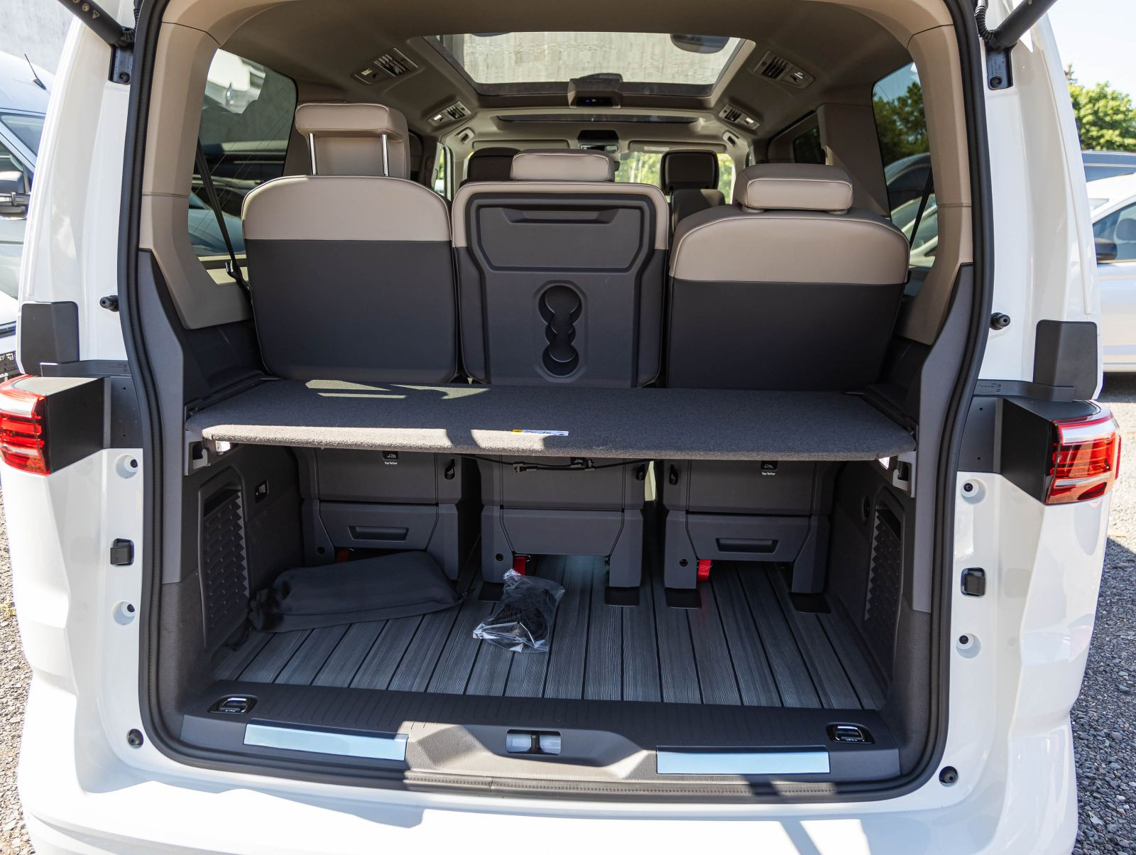 Volkswagen T7 Multivan 2.0TDI Style LR DSG Navi LED Standh Panorama HuD DCC ACC EPH AHK