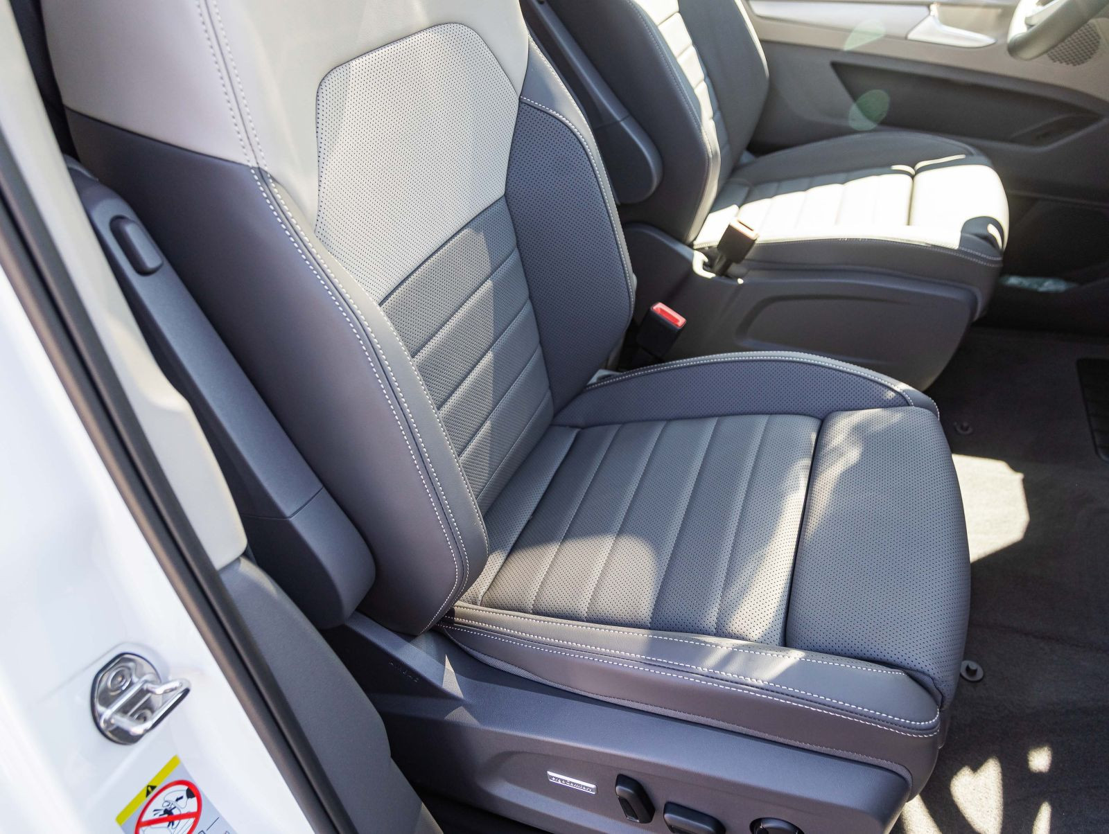 Volkswagen T7 Multivan 2.0TDI Style LR DSG Navi LED Standh Panorama HuD DCC ACC EPH AHK