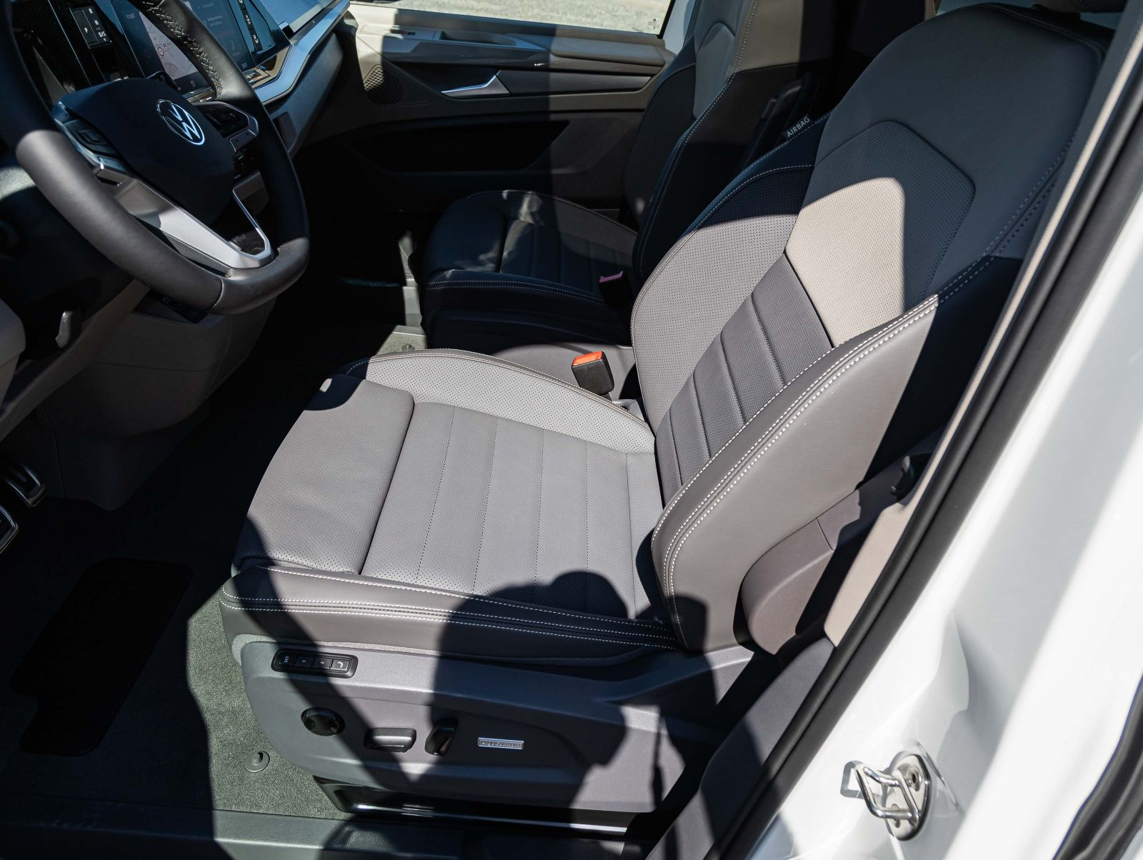 Volkswagen T7 Multivan 2.0TDI Style LR DSG Navi LED Standh Panorama HuD DCC ACC EPH AHK