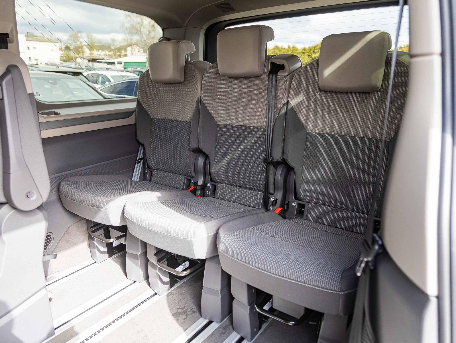 Volkswagen T7 Multivan Life 2.0 TSI Lang | AHK | Navi | IQ-Light