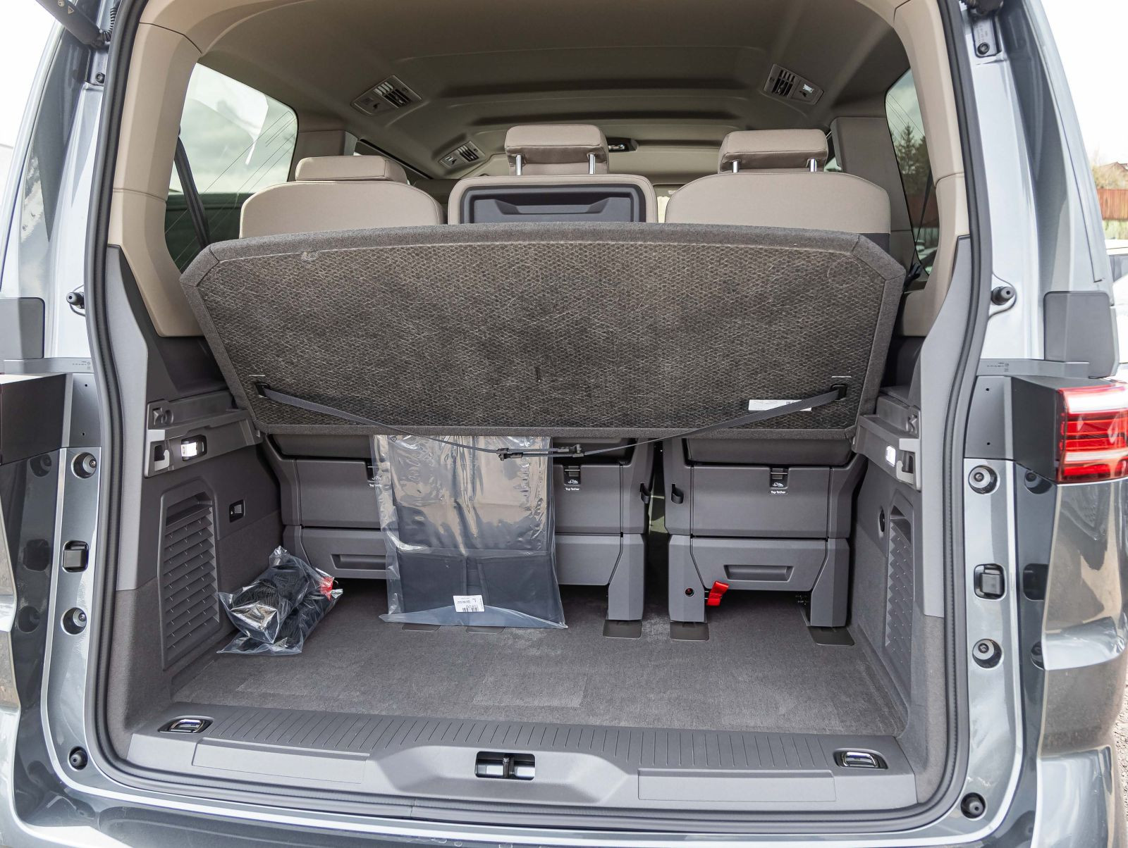 Volkswagen T7 Multivan Life 2.0 TSI Lang | AHK | Navi | IQ-Light