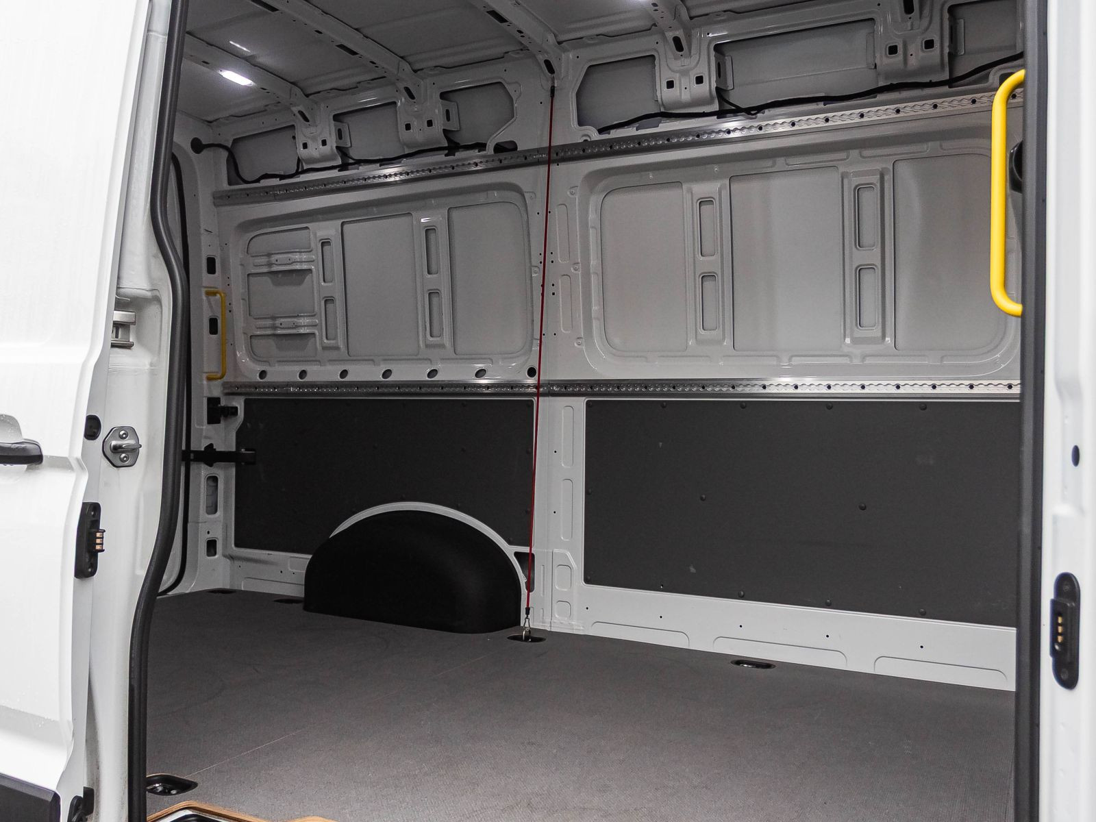 Volkswagen Crafter Kasten 2.0 TDI MR Navi LED GRA EPH DAB AHK