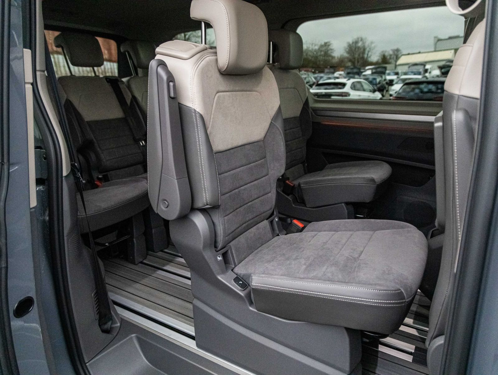 Volkswagen T7 Multivan Life 2.0 TDI Lang | Digi-Cocpit Pro