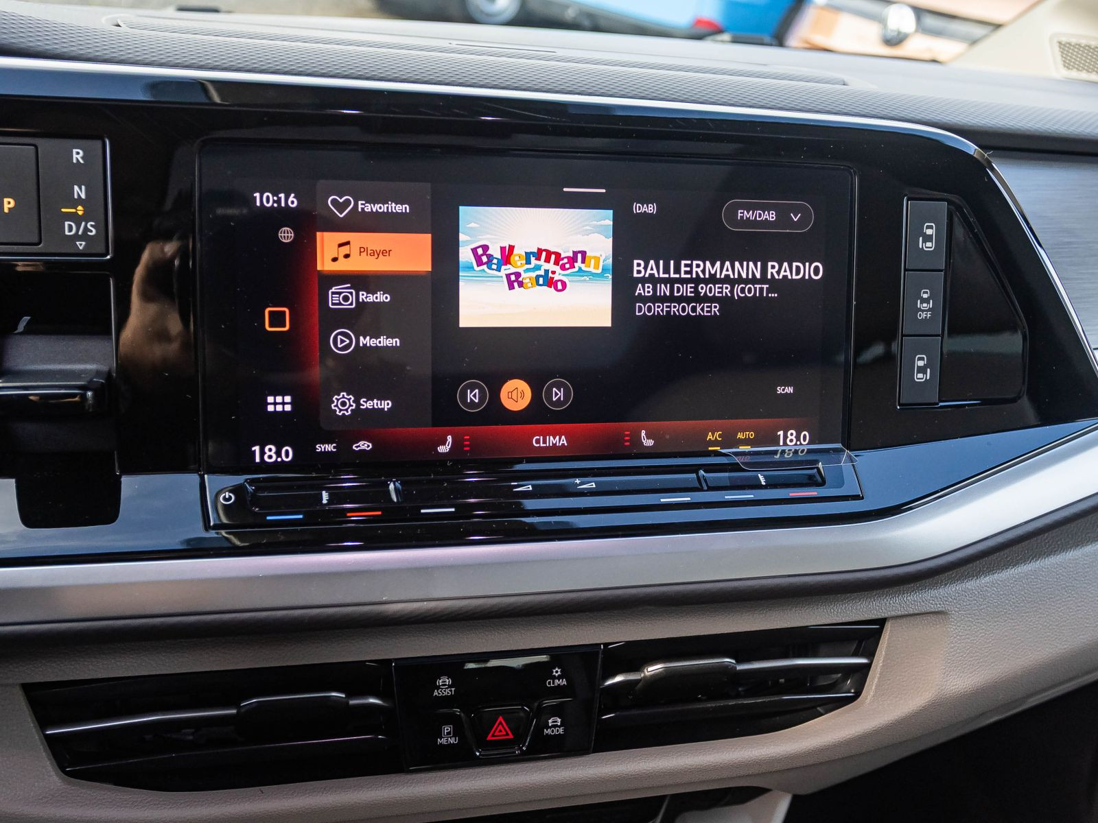 Volkswagen T7 Multivan "GOAL" kurz | Navi | AHK | Vis-aVis