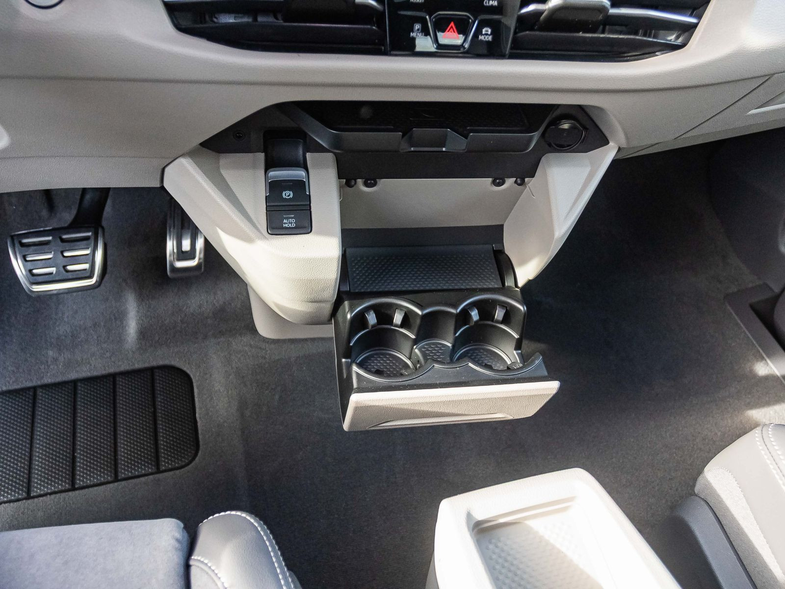 Volkswagen T7 Multivan "GOAL" kurz | Navi | AHK | Vis-aVis