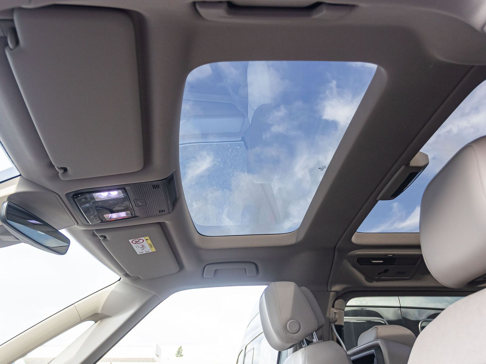 Volkswagen T7 Multivan "GOAL" kurz | Navi | AHK | Vis-aVis