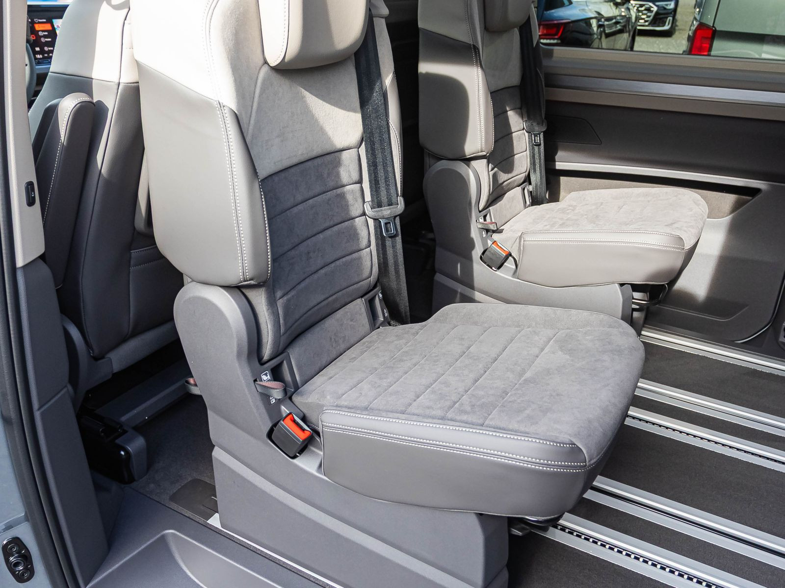 Volkswagen T7 Multivan "GOAL" kurz | Navi | AHK | Vis-aVis