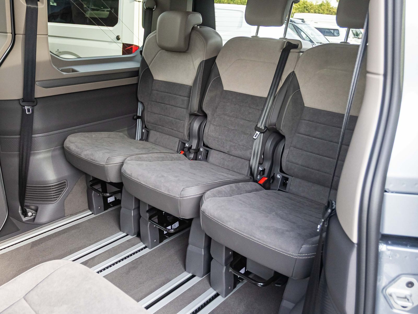 Volkswagen T7 Multivan "GOAL" kurz | Navi | AHK | Vis-aVis