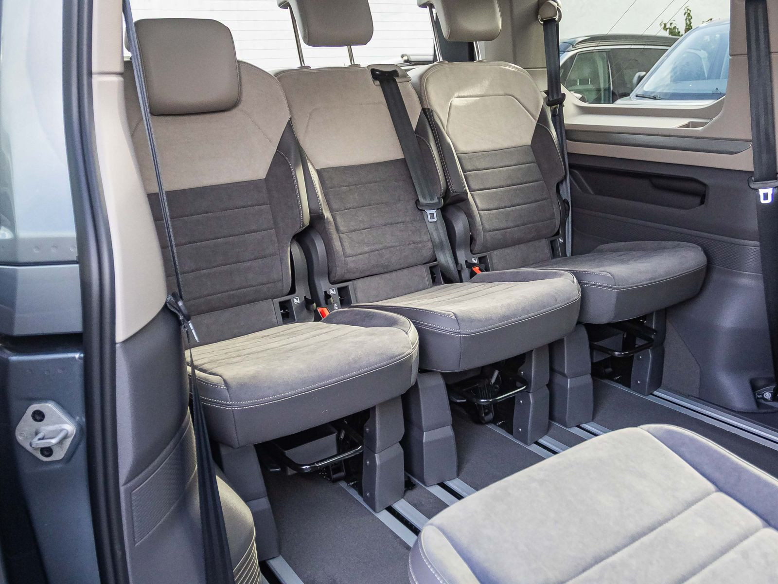 Volkswagen T7 Multivan "GOAL" kurz | Navi | AHK | Vis-aVis