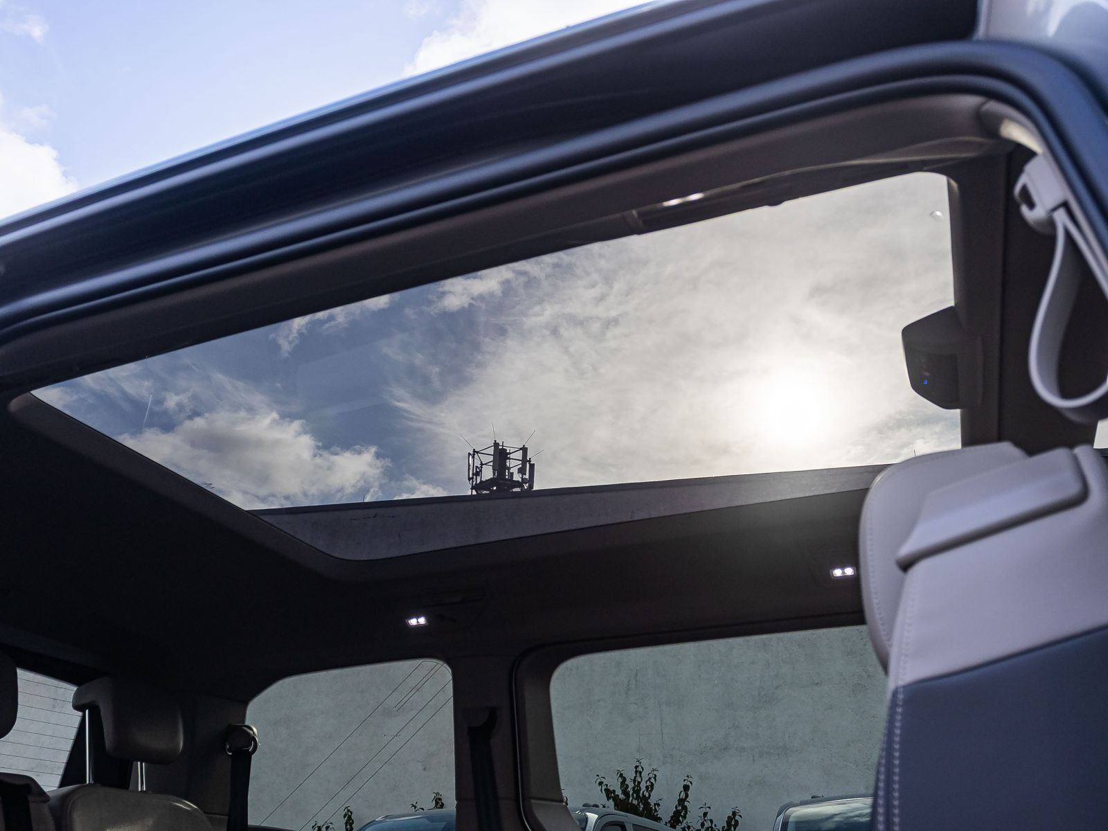 Volkswagen T7 Multivan "GOAL" kurz | Navi | AHK | Vis-aVis