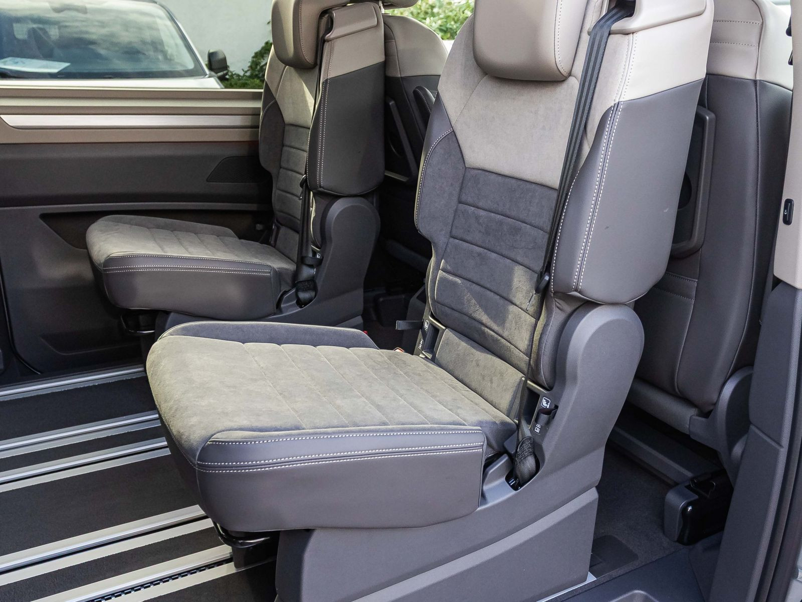 Volkswagen T7 Multivan "GOAL" kurz | Navi | AHK | Vis-aVis