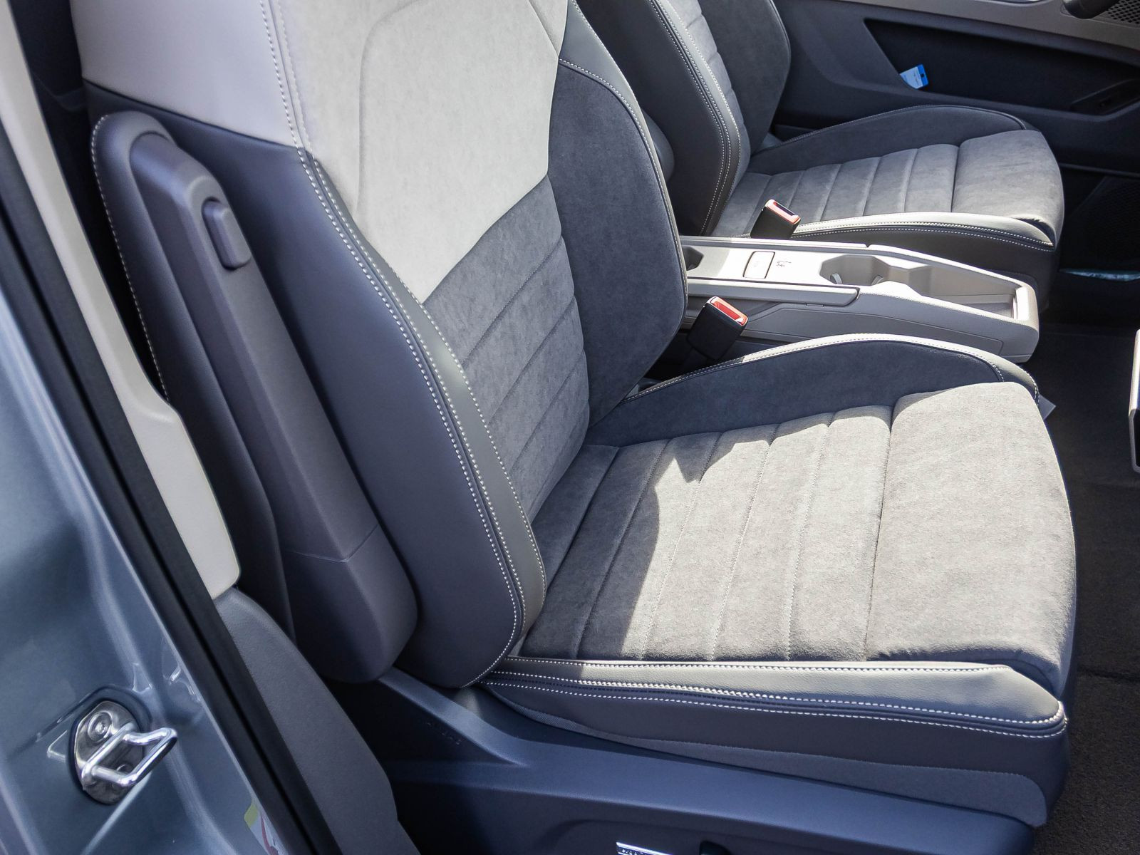 Volkswagen T7 Multivan "GOAL" kurz | Navi | AHK | Vis-aVis