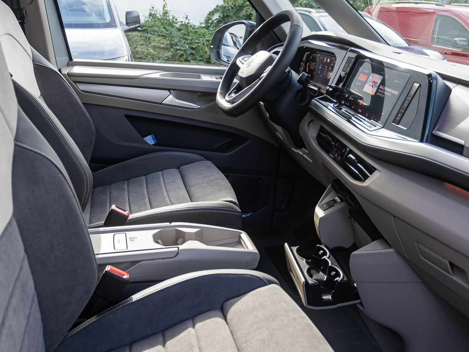 Volkswagen T7 Multivan "GOAL" kurz | Navi | AHK | Vis-aVis