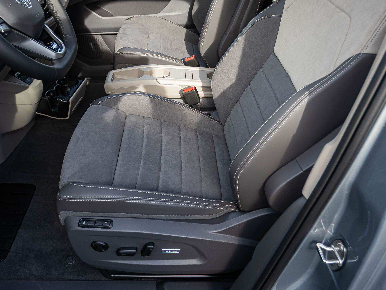 Volkswagen T7 Multivan "GOAL" kurz | Navi | AHK | Vis-aVis