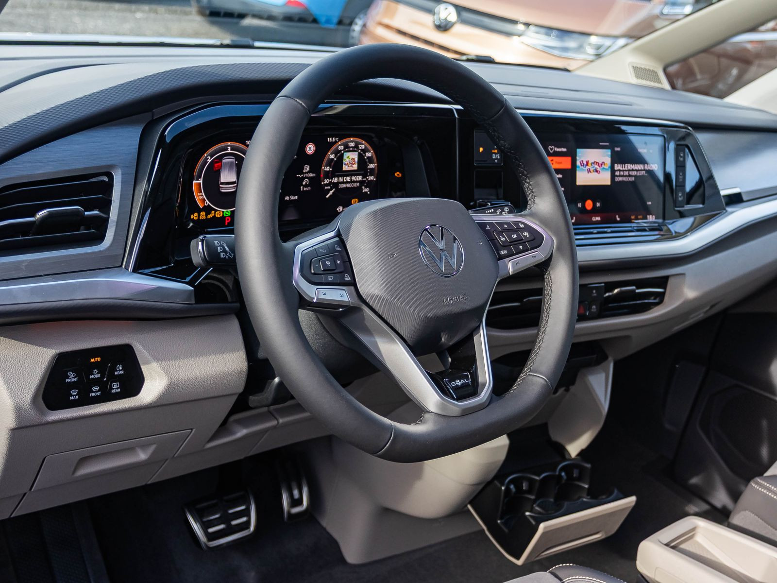 Volkswagen T7 Multivan "GOAL" kurz | Navi | AHK | Vis-aVis