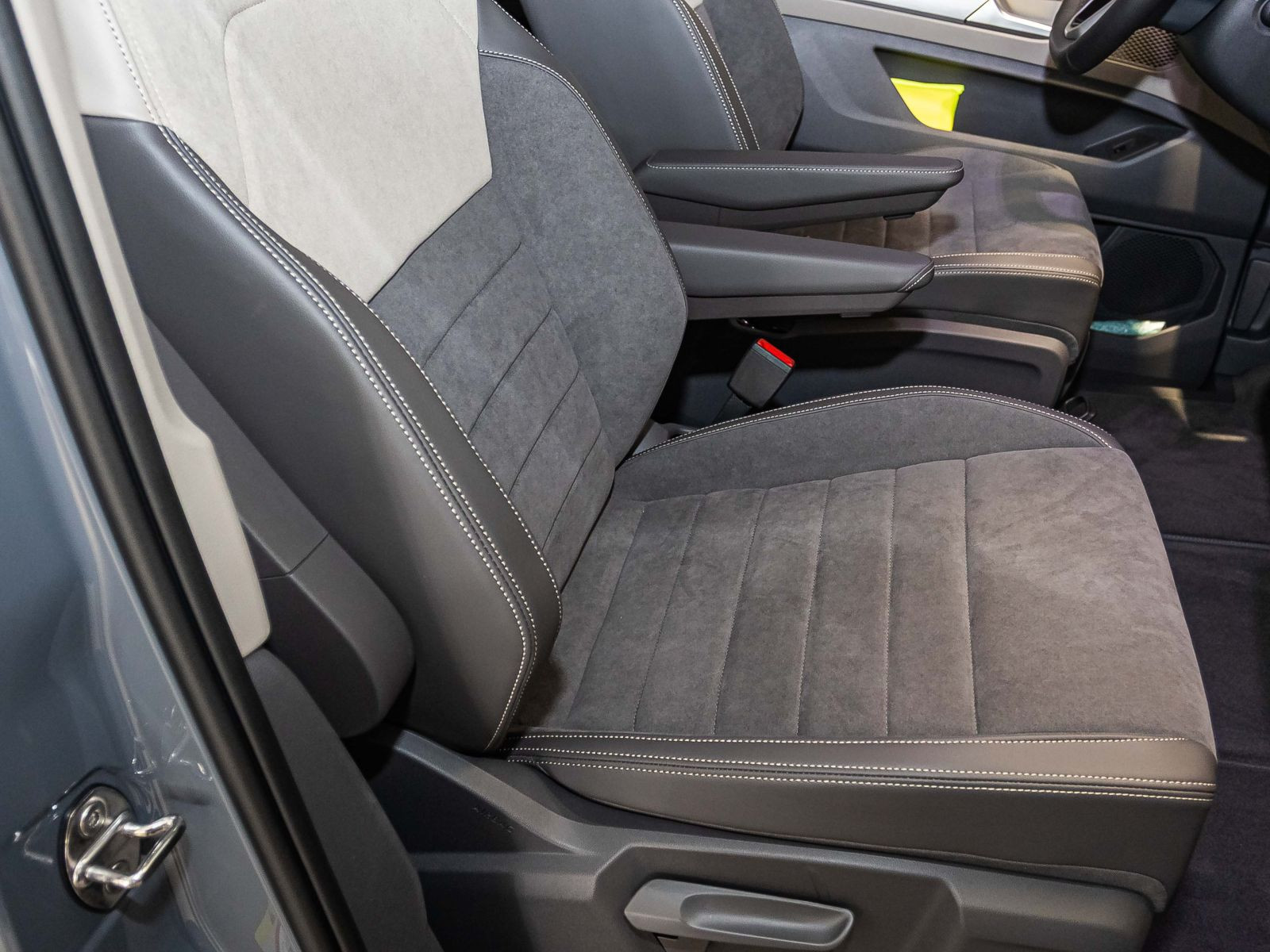 Volkswagen T7 Multivan Life "Edition" kurz | Vis-a-Vis | Assistenzpaket