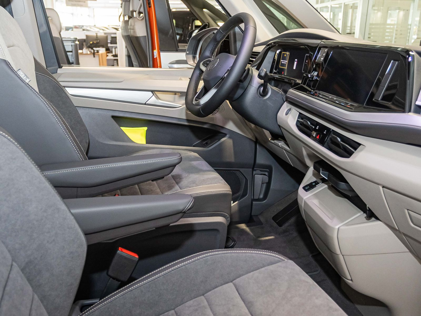 Volkswagen T7 Multivan Life "Edition" kurz | Vis-a-Vis | Assistenzpaket