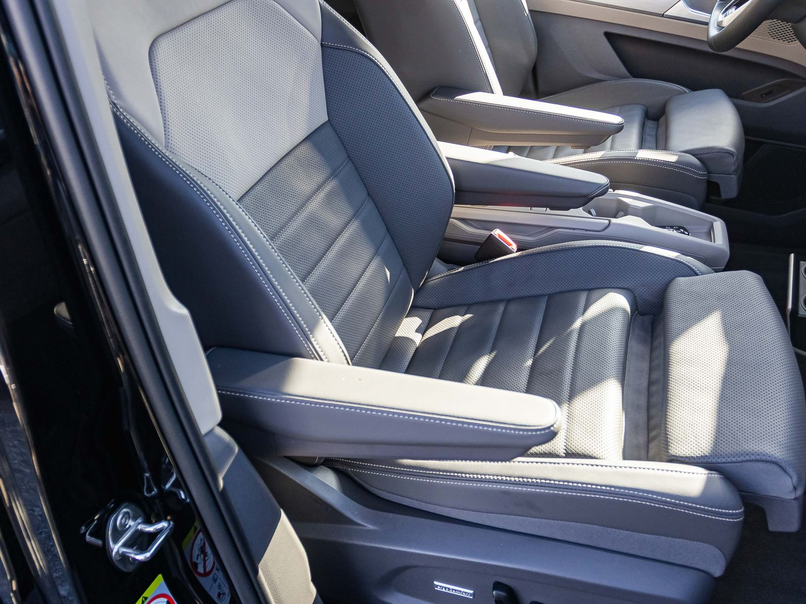 Volkswagen T7 Multivan "GOAL" lang | Navi | AHK | IQ.Light | Easy Open