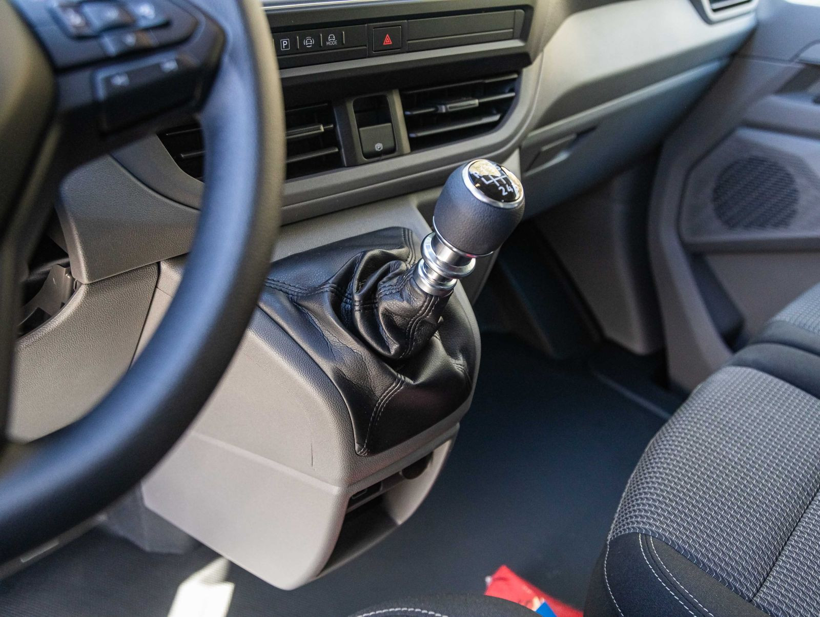 Volkswagen T7 Transporter Kastenwagen 2.0 TDI LR, AHK, LED, Rückfahrkamera, Parkpilot, Klima