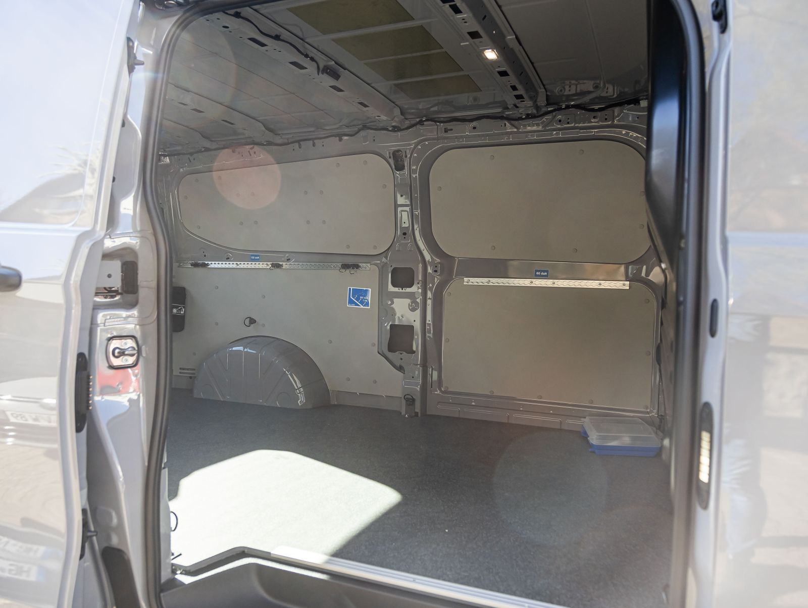 Volkswagen T7 Transporter Kastenwagen 2.0 TDI LR, AHK, LED, Rückfahrkamera, Parkpilot, Klima