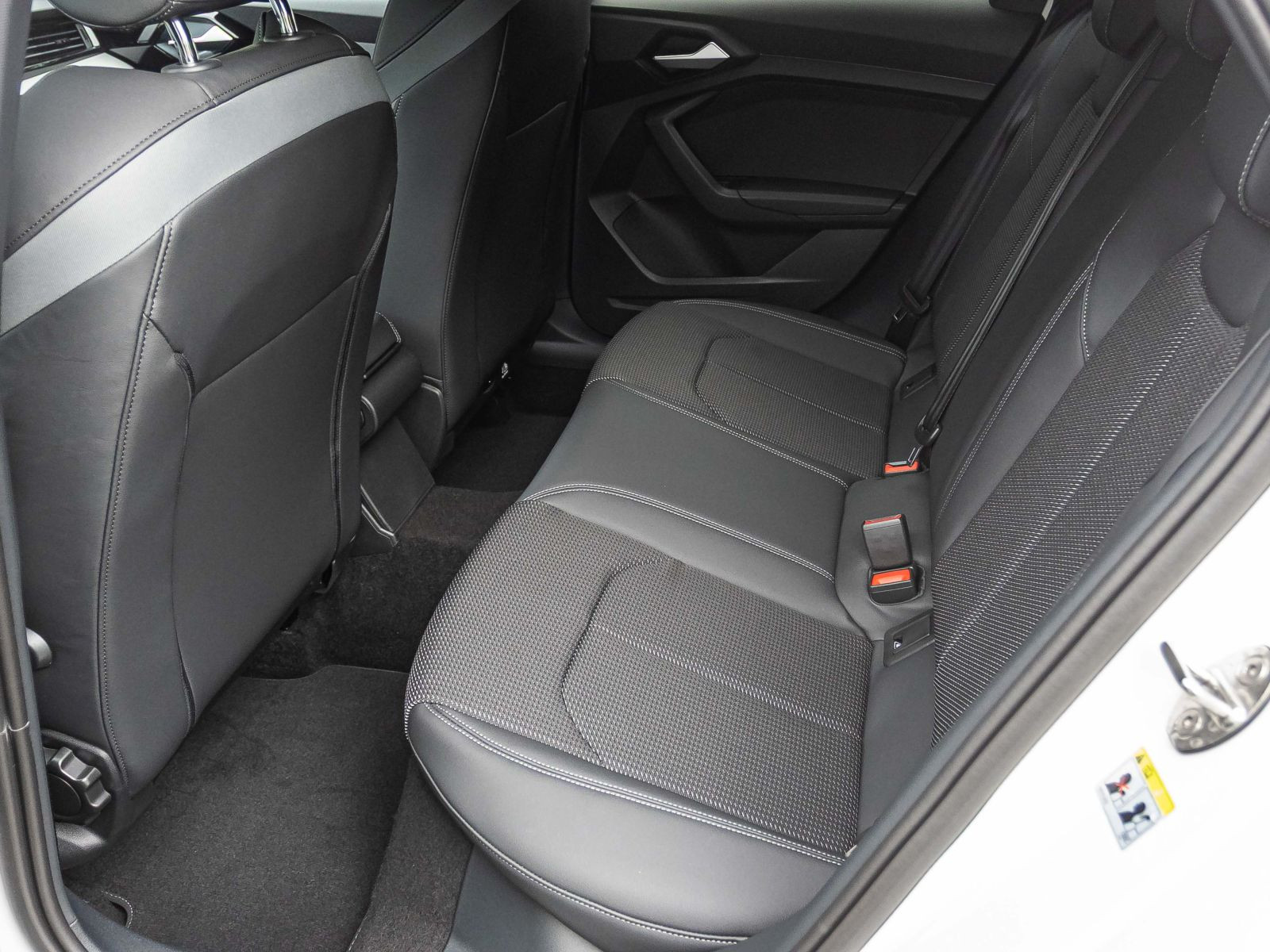 Audi A1 Sportback S line 25 TFSI 95PS S tronic PDC Dynamikpaket RFK  17"