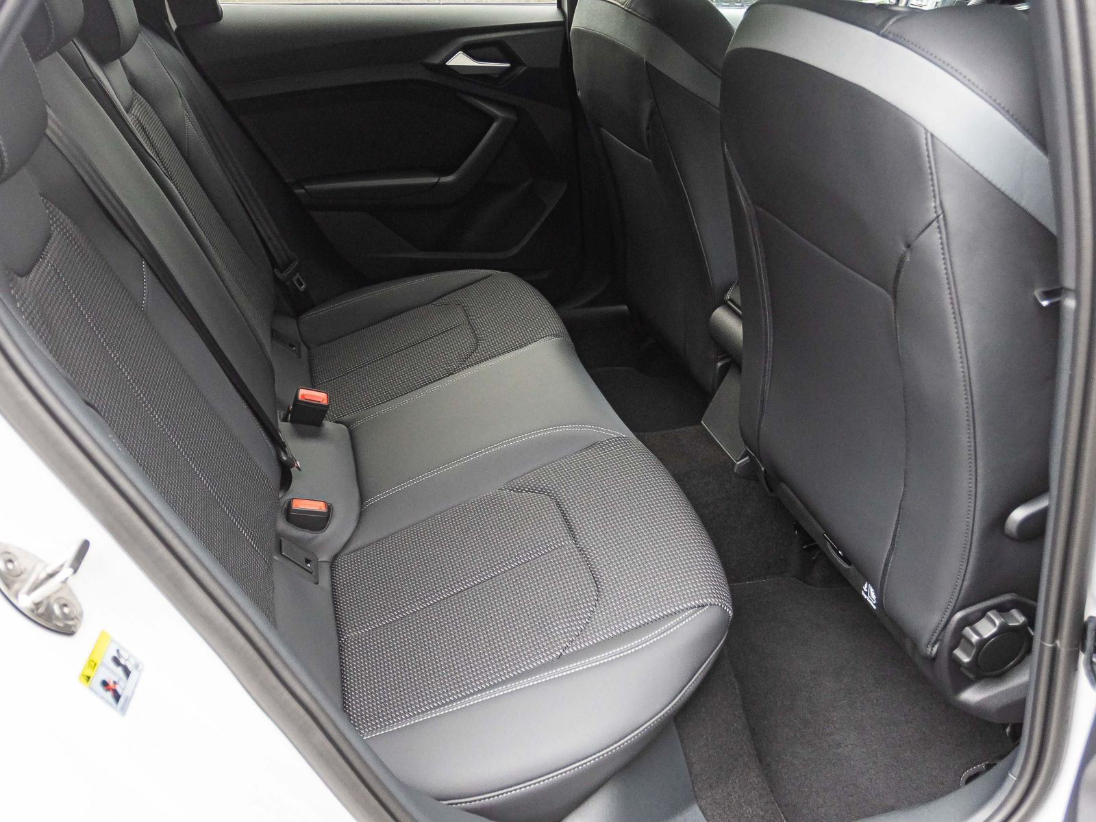 Audi A1 Sportback S line 25 TFSI 95PS S tronic PDC Dynamikpaket RFK  17"