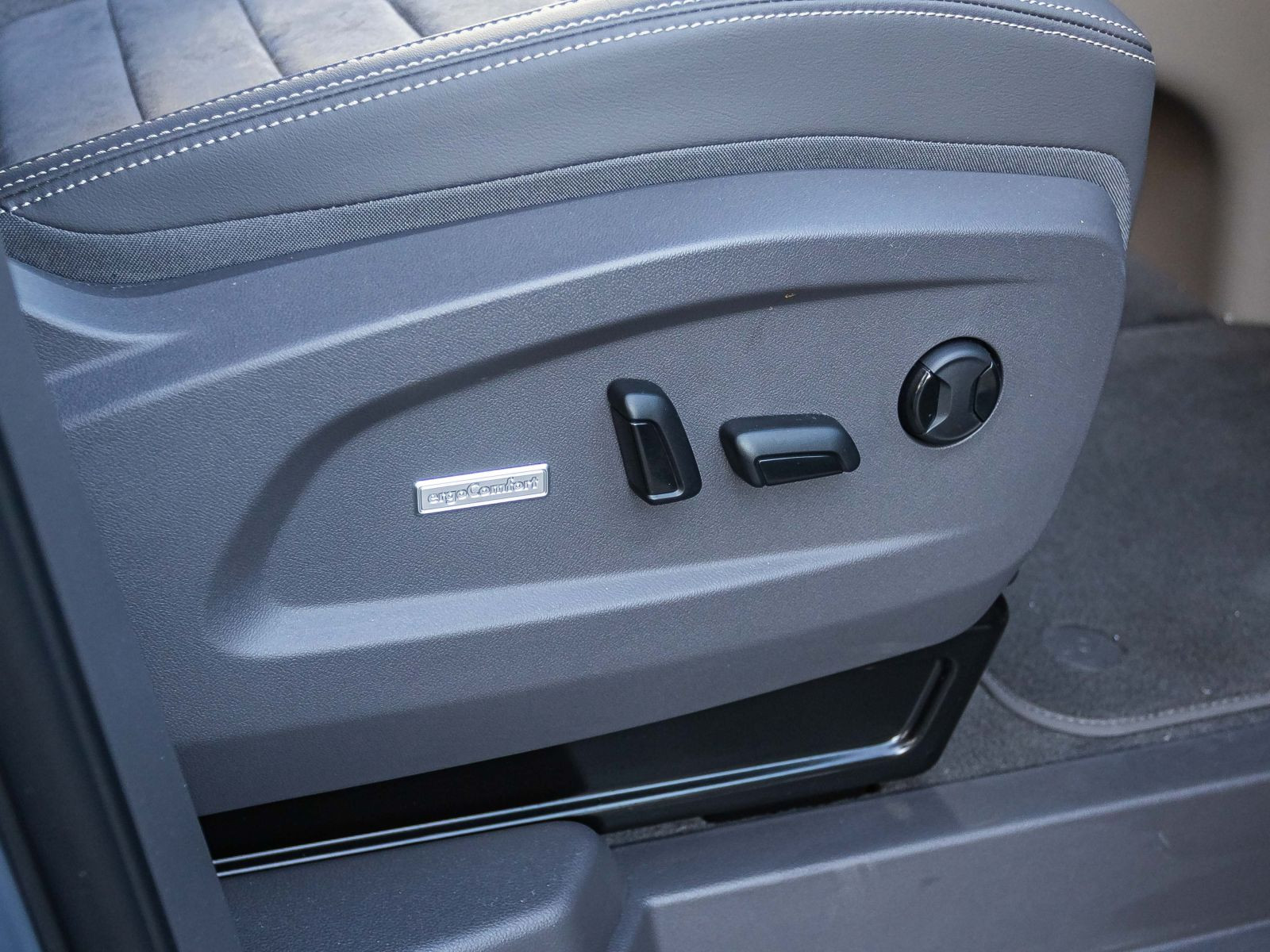 Volkswagen Multivan Langversion 2.0 TDI "Life" DSG Navi LED Standhzg HuD ACC EPH AHK