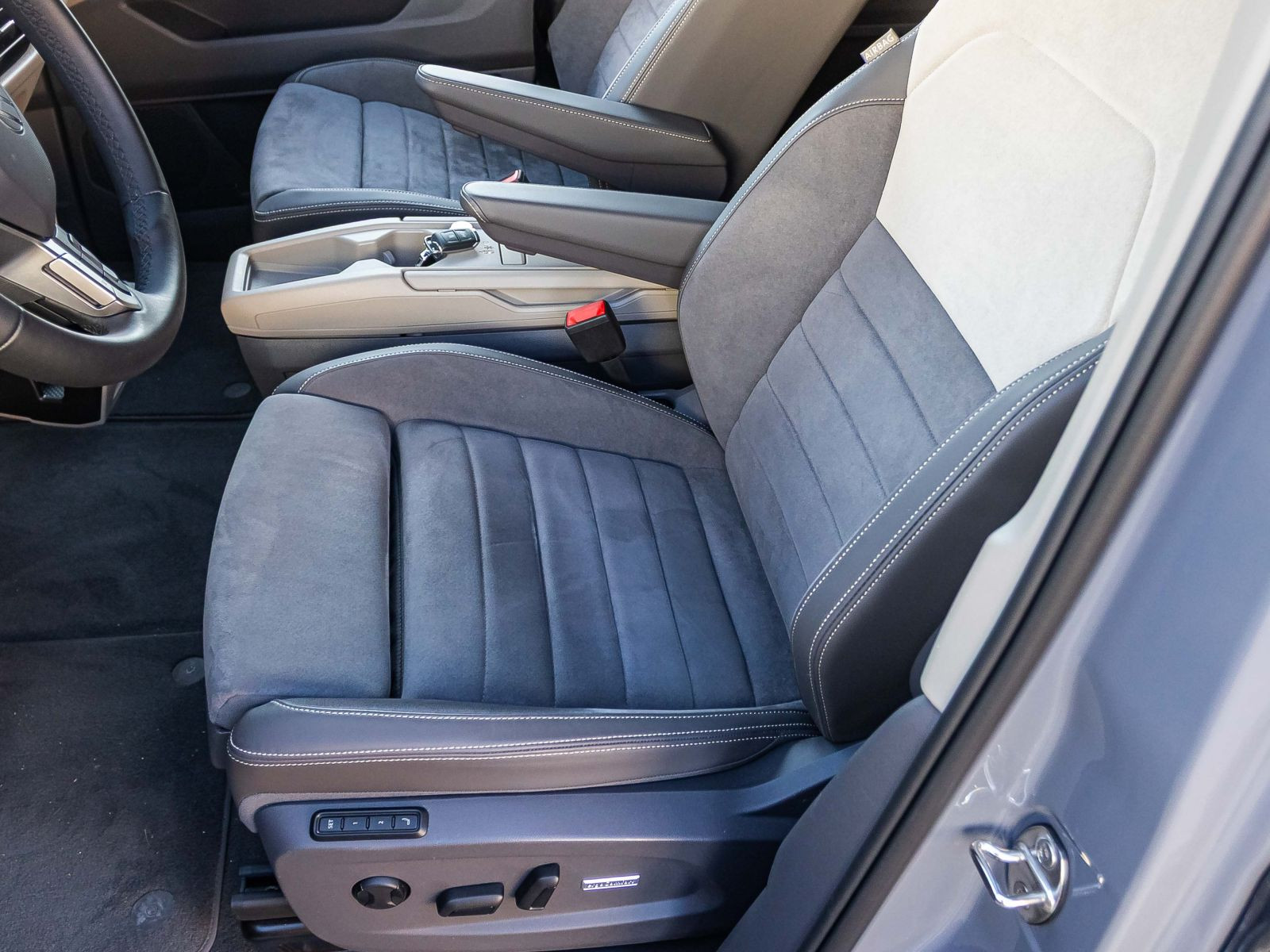 Volkswagen Multivan Langversion 2.0 TDI "Life" DSG Navi LED Standhzg HuD ACC EPH AHK