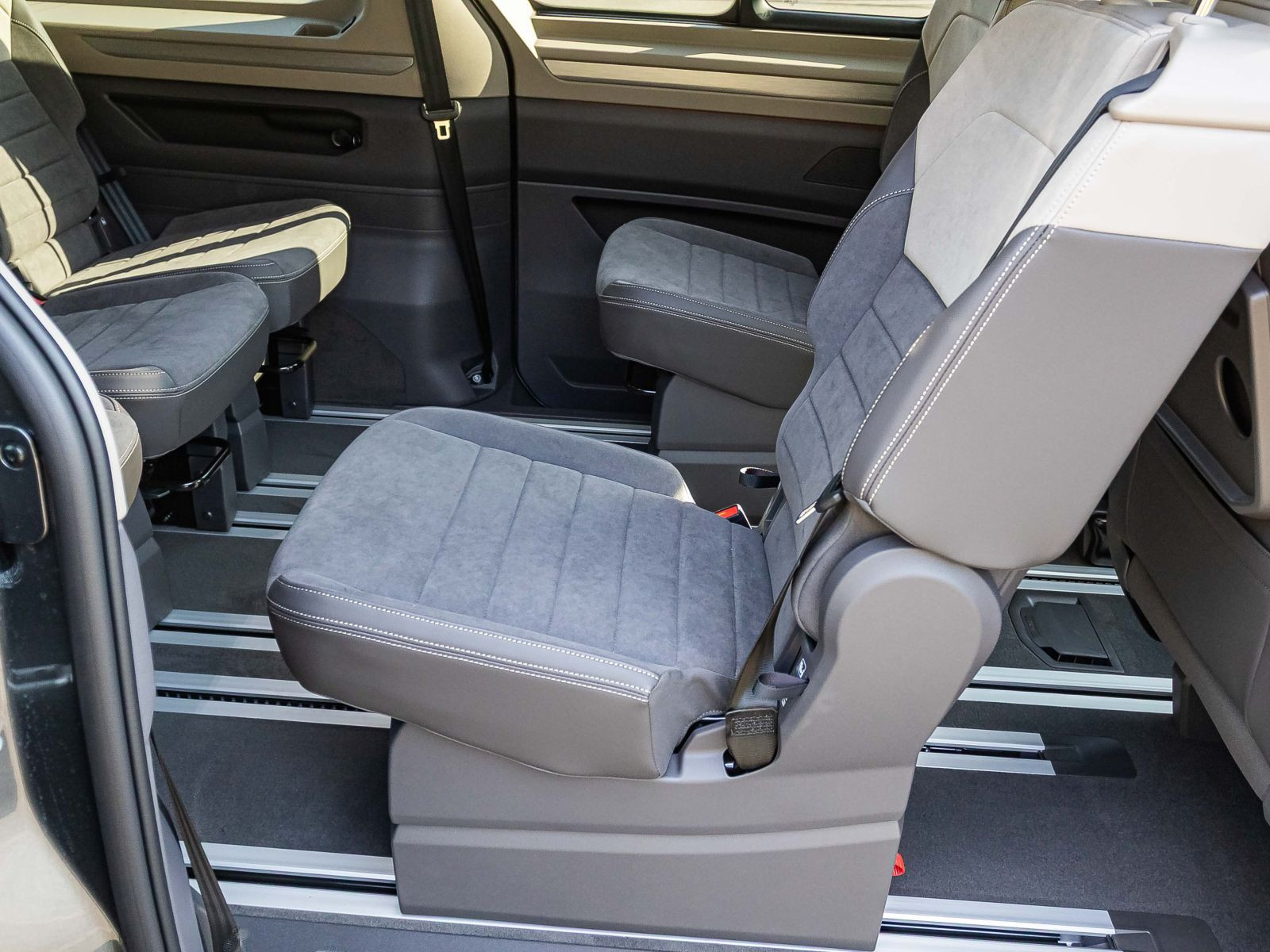 Volkswagen Multivan 2.0 TDI LÜ Edition DSG Navi LED Panorama ACC EPH AHK