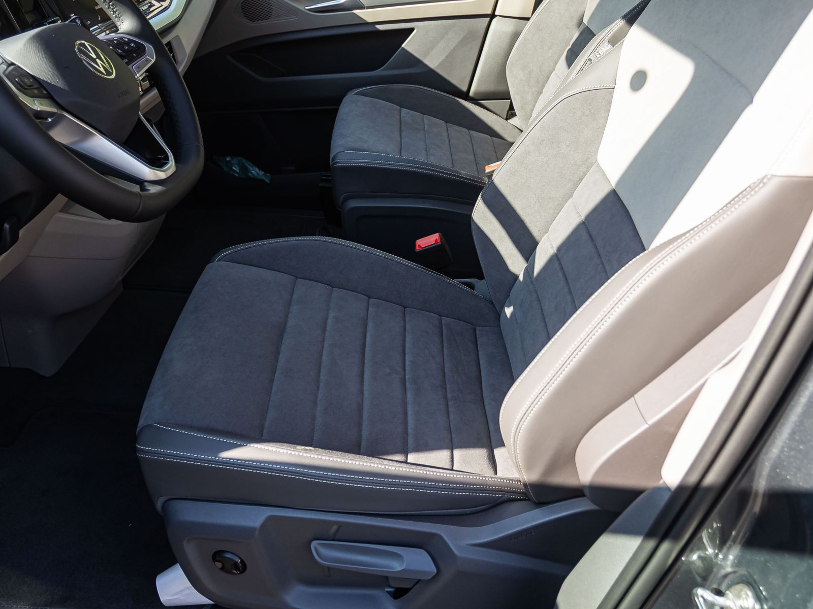 Volkswagen Multivan 2.0 TDI LÜ Edition DSG Navi LED Panorama ACC EPH AHK