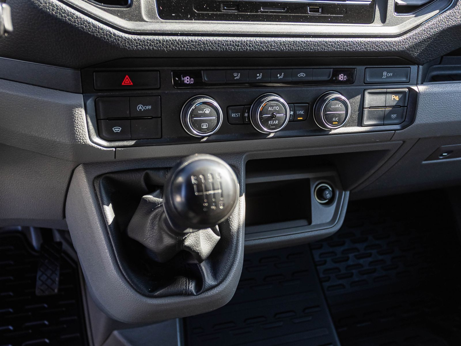 Volkswagen Crafter Kasten MR 2.0 TDI  Klimaautomatik EPH, 6-Sitzer, Rollstuhl-Lift