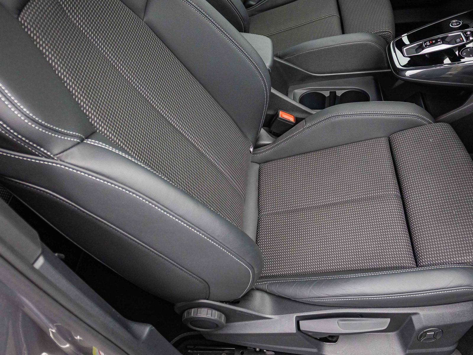 Audi Q4 e-tron S line 40 Navi Matrix HuD virtual GRA EPH DAB