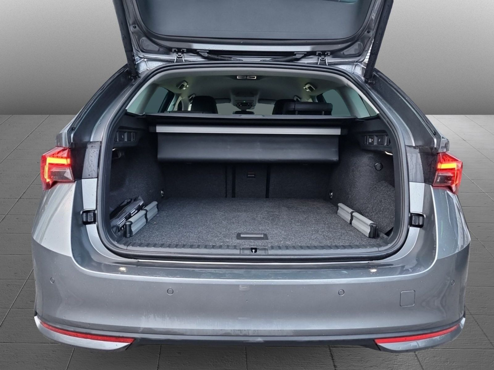 Skoda Octavia Combi Tour 2.0 TDI DSG Navi AHK LED KESSY