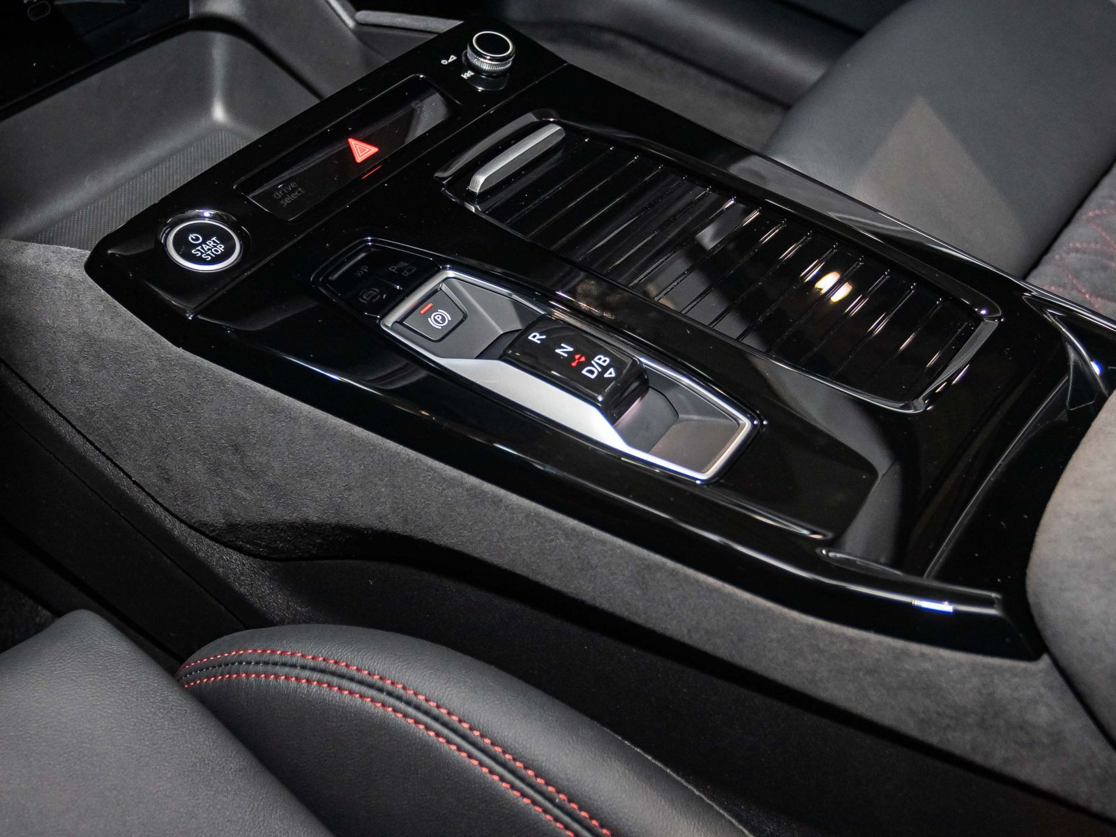 Audi Q6 Sportback S-line  quattro TECH-Pro Pano AHK 99.560,-€ UPE