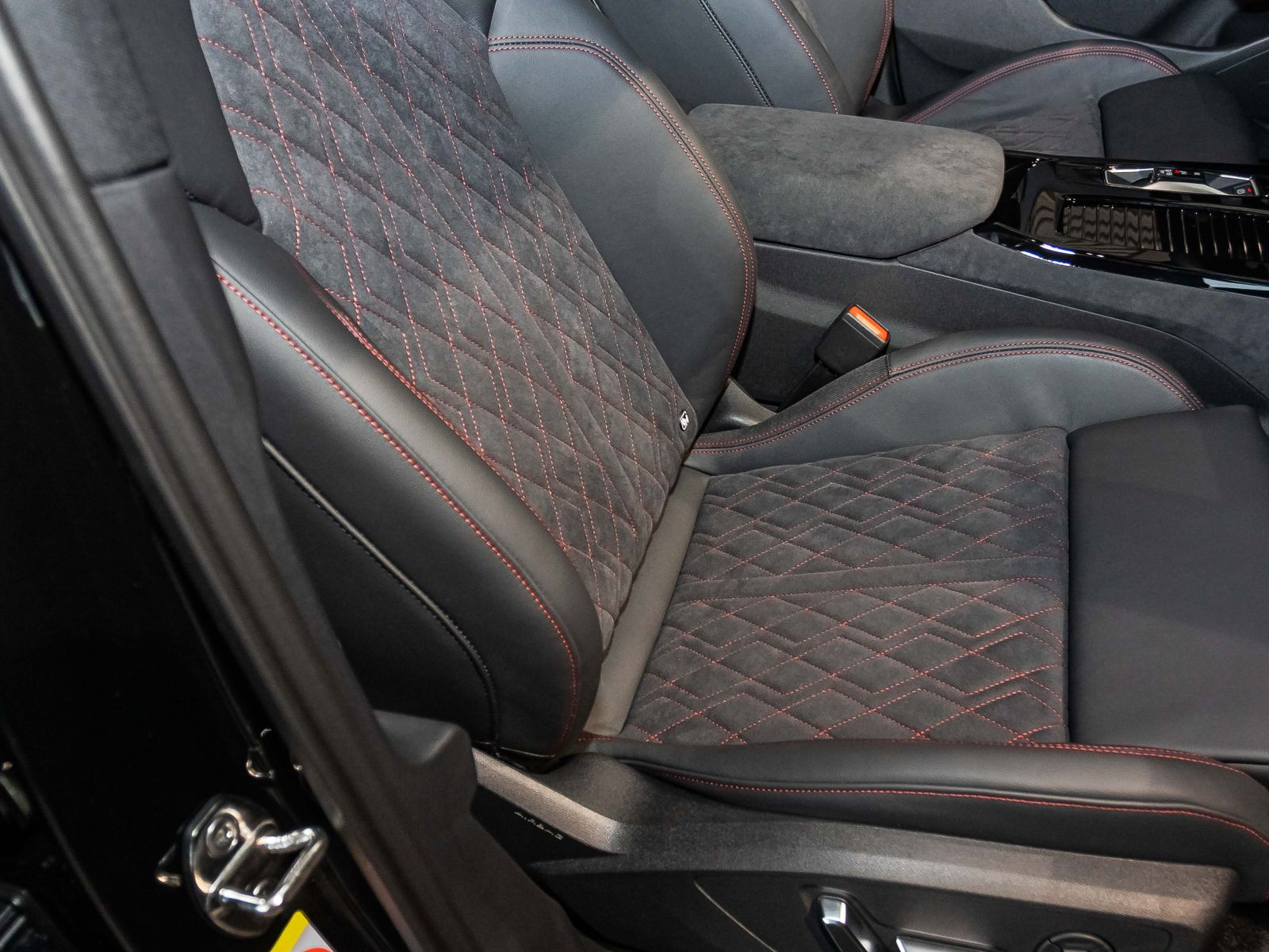 Audi Q6 Sportback S-line  quattro TECH-Pro Pano AHK 99.560,-€ UPE