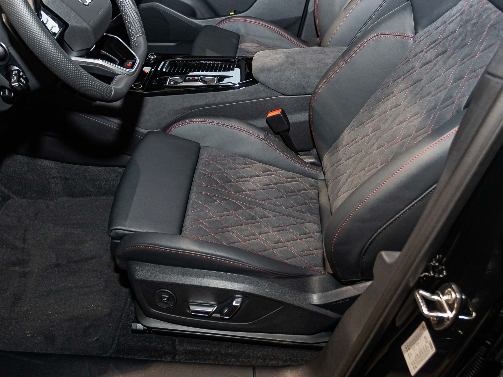 Audi Q6 Sportback S-line  quattro TECH-Pro Pano AHK 99.560,-€ UPE