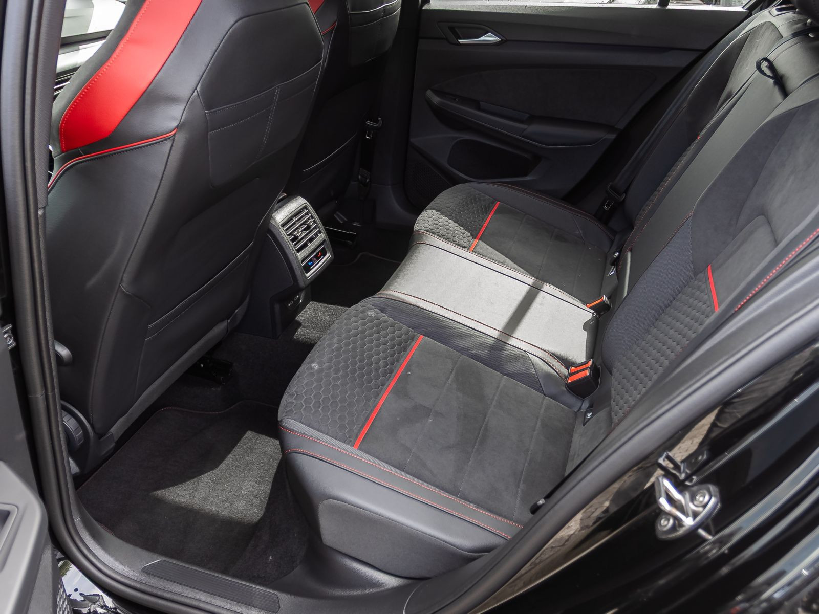 Volkswagen Golf VIII GTI Clubsport 2.0 TSI DSG, Navi, LED-Matrix, Rückfahrkamera, App-Connect