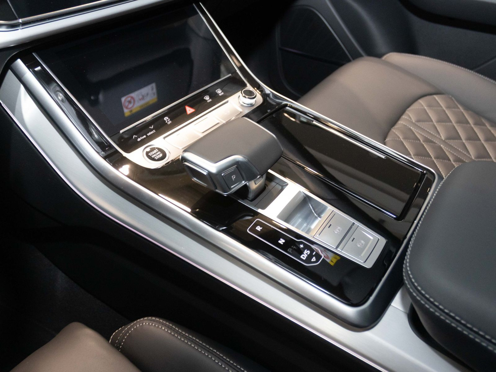 Audi Q8 TFSI e quattro 360 kW 0,5% AHK Pano UPE 131T€