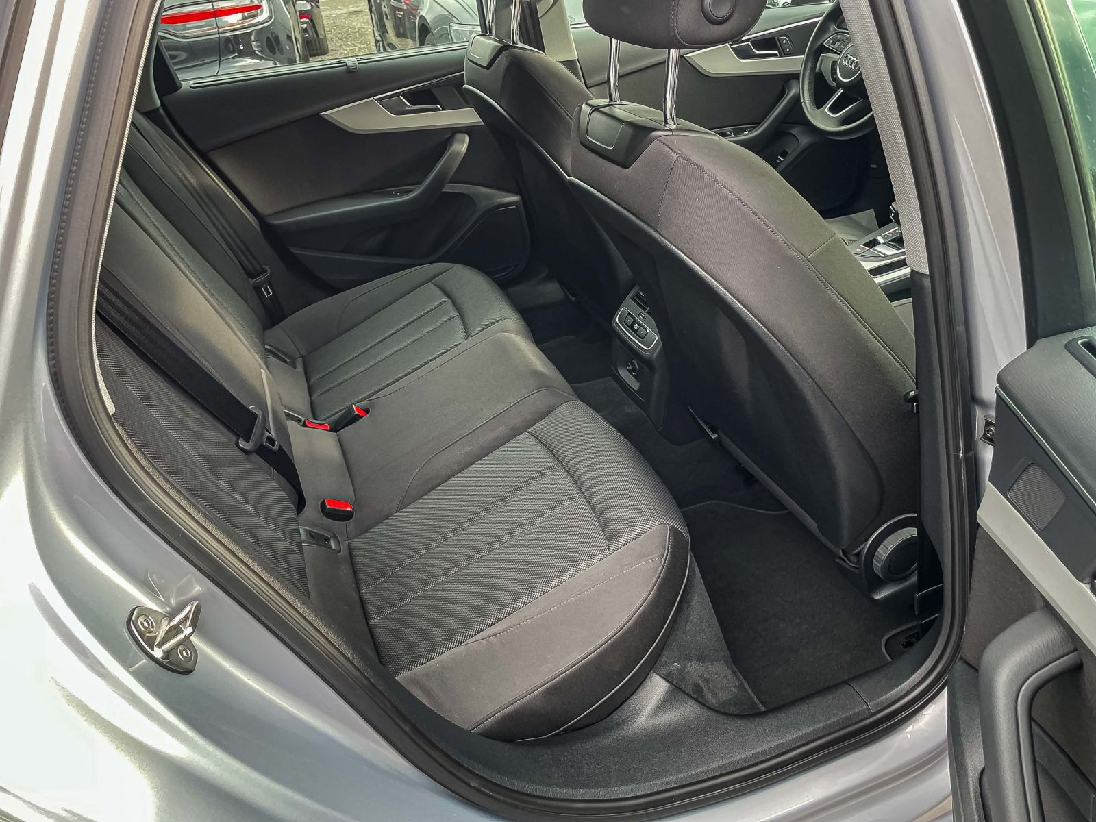 Audi A4 Avant Advanced 35TDI Stronic Navi LED GRA EPH