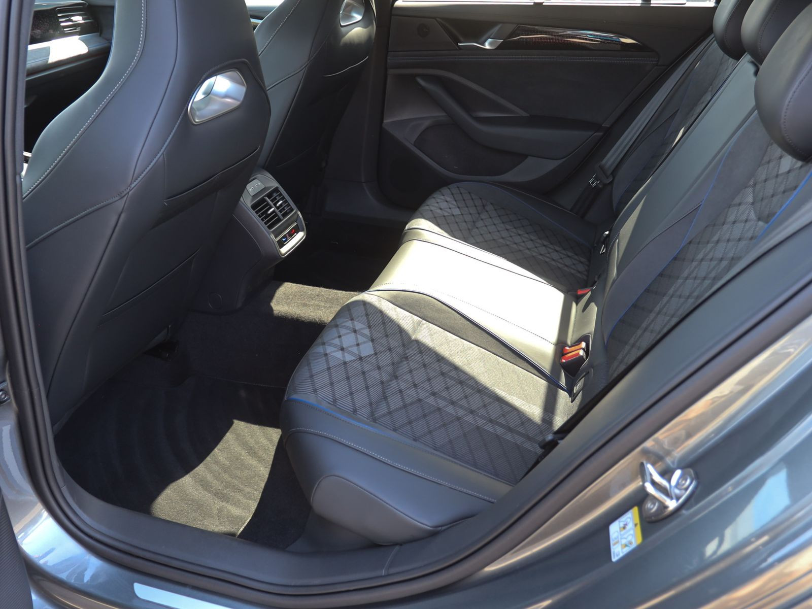 Volkswagen Passat Variant 2.0 TDI DSG R-Line Black Style 4Motion, Navi, LED-Matrix, DCC