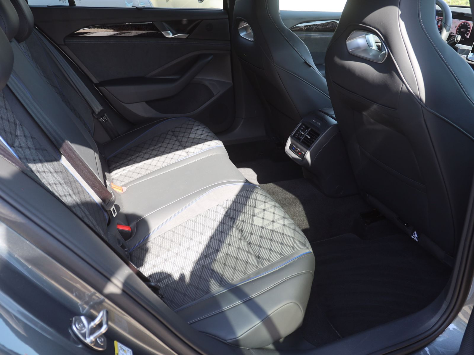 Volkswagen Passat Variant 2.0 TDI DSG R-Line Black Style 4Motion, Navi, LED-Matrix, DCC