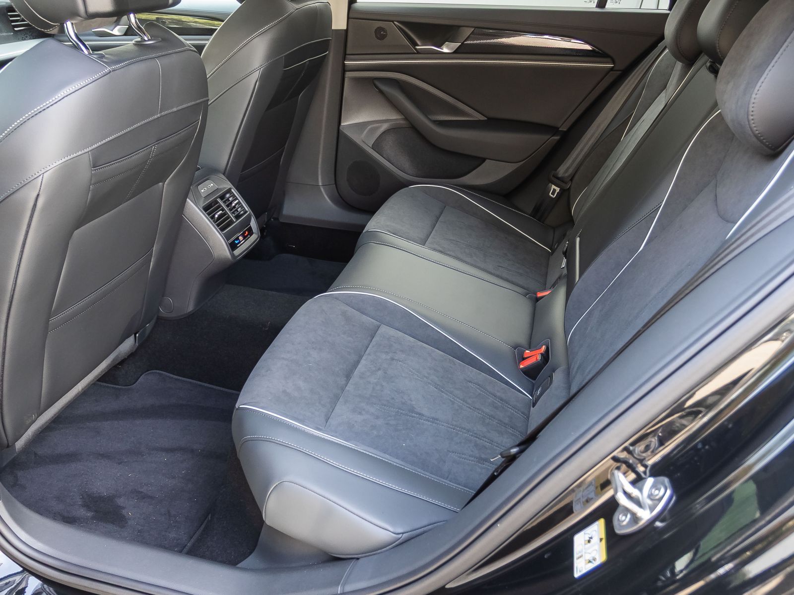 Volkswagen Passat Variant 2.0 TDI DSG Business, LED-Matrix, Navi, Area View inkl. Rückfahrkamera, App-Connect