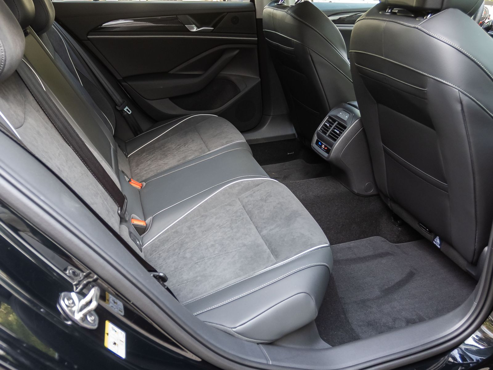Volkswagen Passat Variant 2.0 TDI DSG Business, LED-Matrix, Navi, Area View inkl. Rückfahrkamera, App-Connect