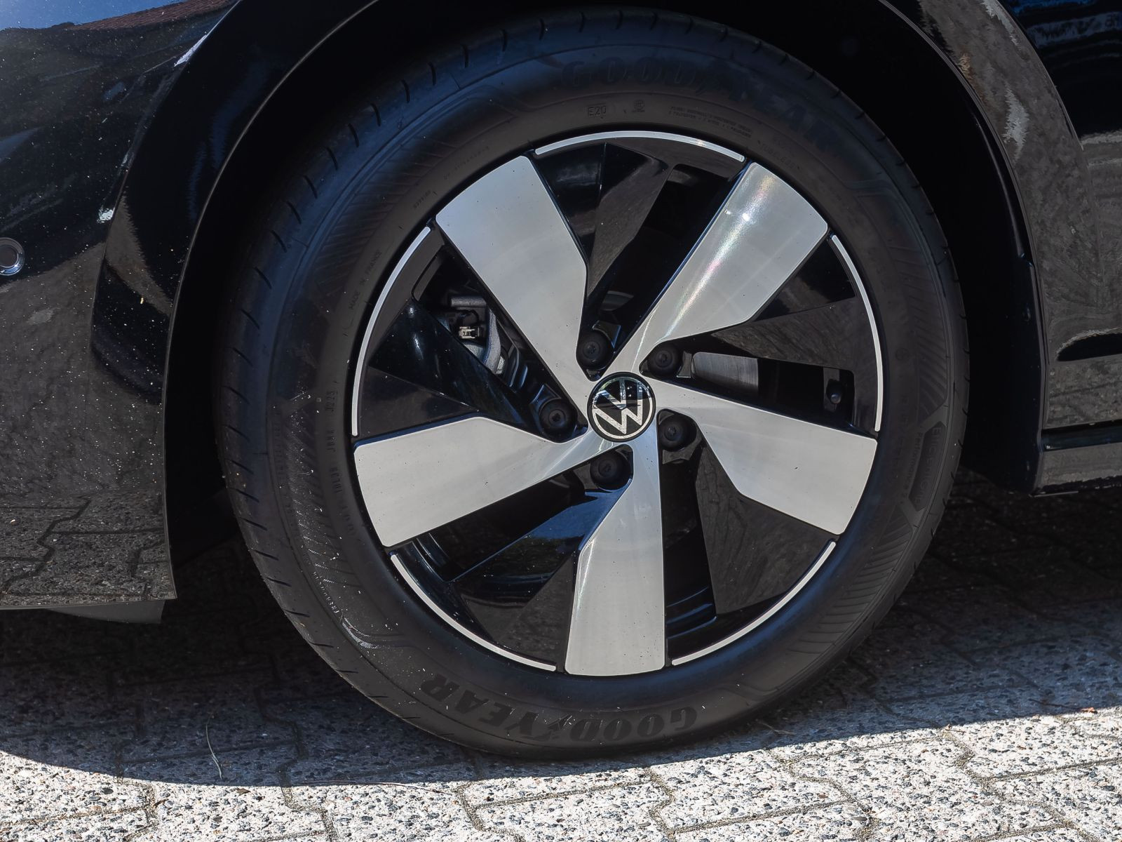 Volkswagen Passat 2.0 TDI DSG Business, LED-Matrix, Navi, DCC, Area View inkl. Rückfahrkamera