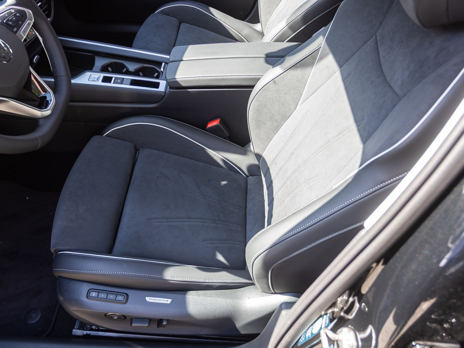 Volkswagen Passat 2.0 TDI DSG Business, LED-Matrix, Navi, DCC, Area View inkl. Rückfahrkamera