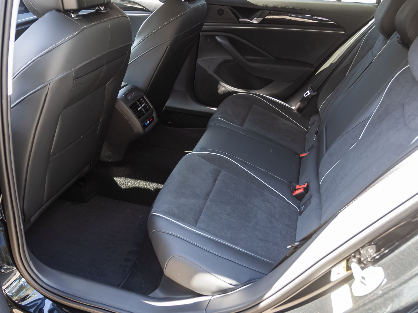 Volkswagen Passat 2.0 TDI DSG Business, LED-Matrix, Navi, DCC, Area View inkl. Rückfahrkamera