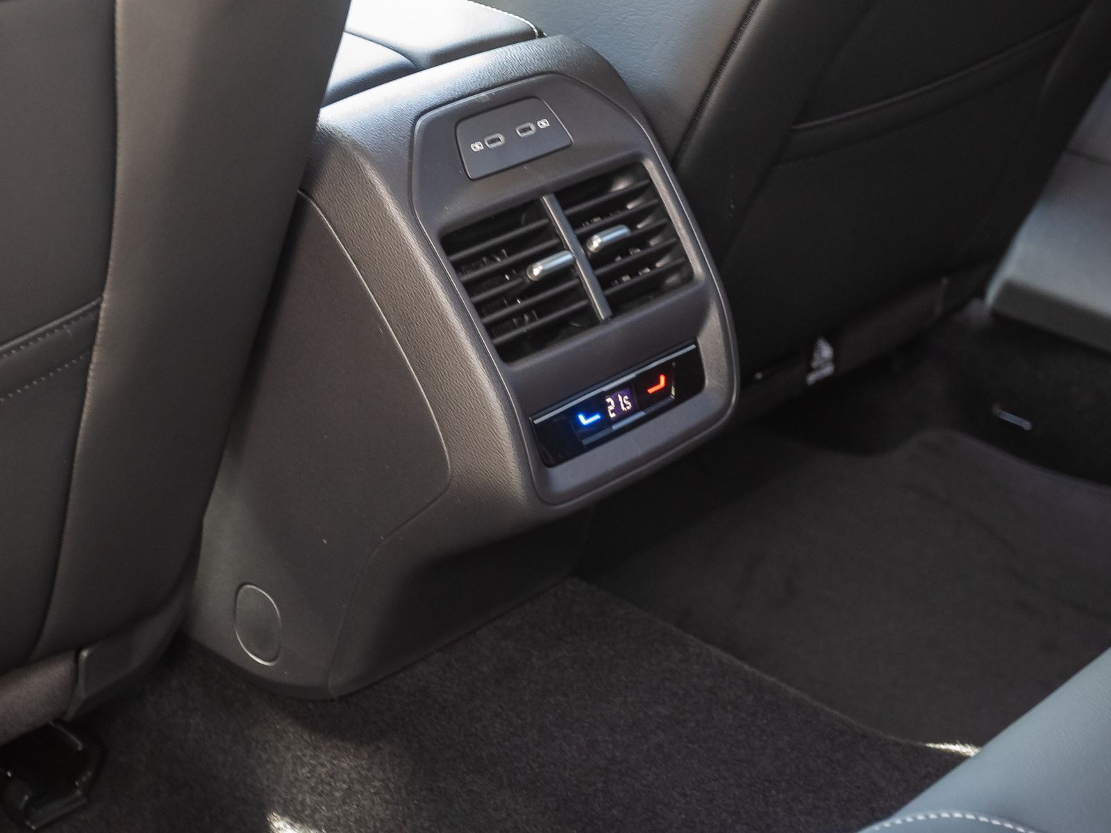 Volkswagen Passat 2.0 TDI DSG Business, LED-Matrix, Navi, DCC, Area View inkl. Rückfahrkamera